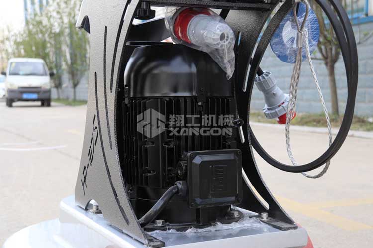 拋光機(jī)是為了讓地面表面有光澤，需要先研磨后才可以拋光。拋光分為粗拋和精拋，這時候可以使用拋光機(jī)，配合拋光墊，提高地面的光澤度。高速地坪拋光機(jī)讓你輕松完成地坪拋光工作，提高地坪亮度。