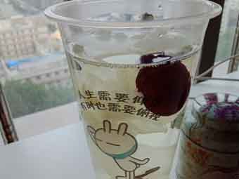 炎炎夏日到來，一杯銀耳紅棗美如詩(shī)！