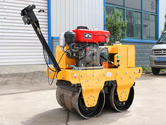 小型壓路機(jī)雨季夜間施工應(yīng)該注意哪些問題呢？