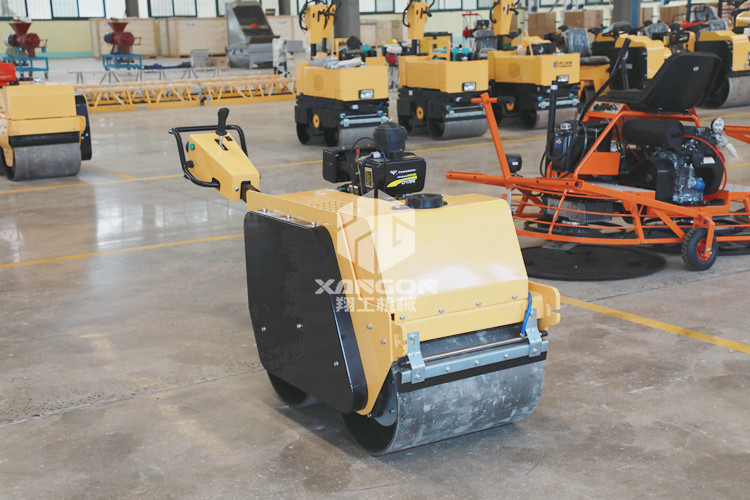 壓路機(jī)前面的大滾筒，里面到底裝著什么？